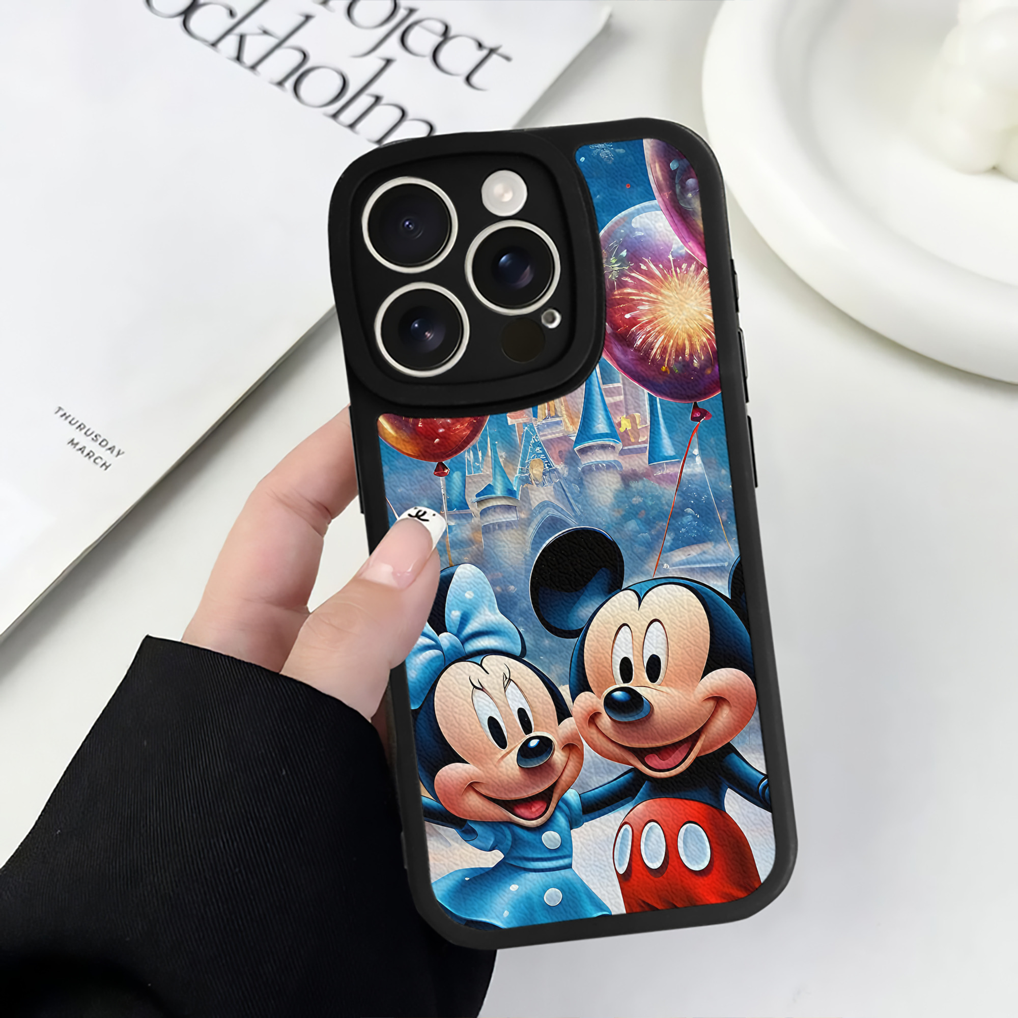 （画像用） ミッキーマウス Mickey Mouse 【iPhone 16シリーズ対応】シリコンスマホケース（レザー調） 材質：シリコン